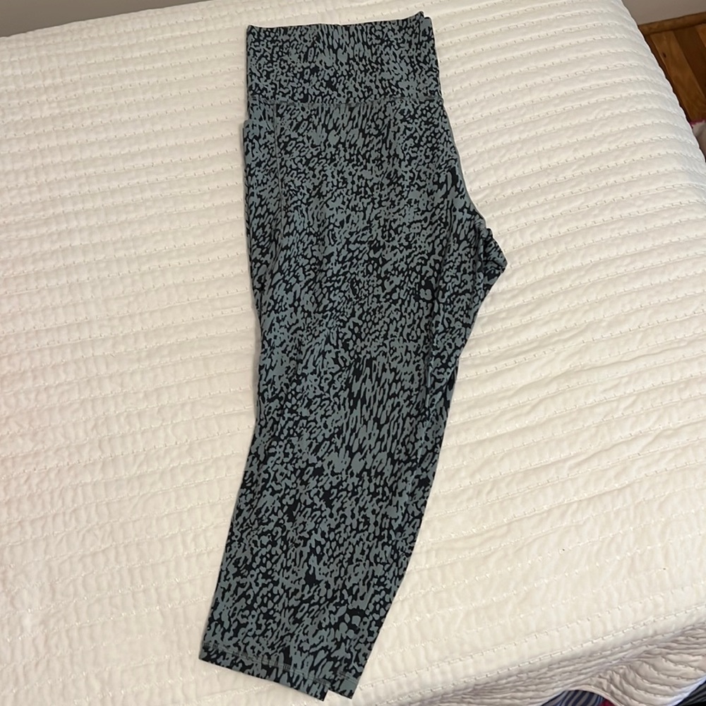 Athleta Salutation Stash Pocket 7/8 Leggings